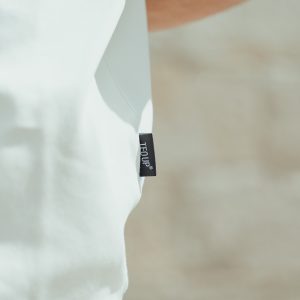 detalle etiqueta teoup en camiseta blanca