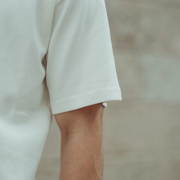 detalle manga camiseta blanca teoup