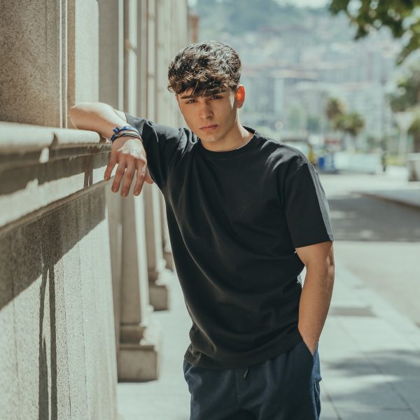 modelo con camiseta negra teoup